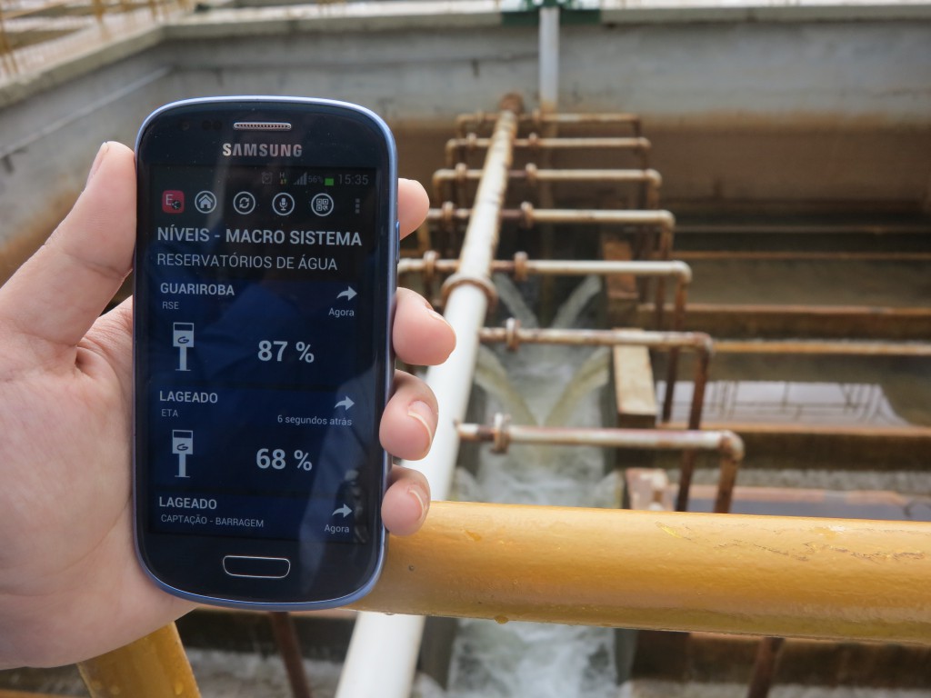 A controller monitors the reservoirs’ water level via Elipse Mobile from a smartphone