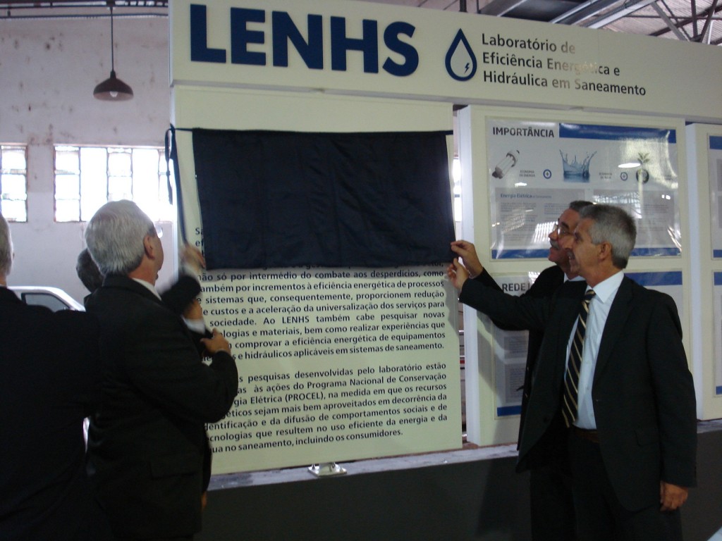 Momento que marcou o descerramento das placas comemorativas à inauguração do laboratório. Na frente e mais à direita, Perrone