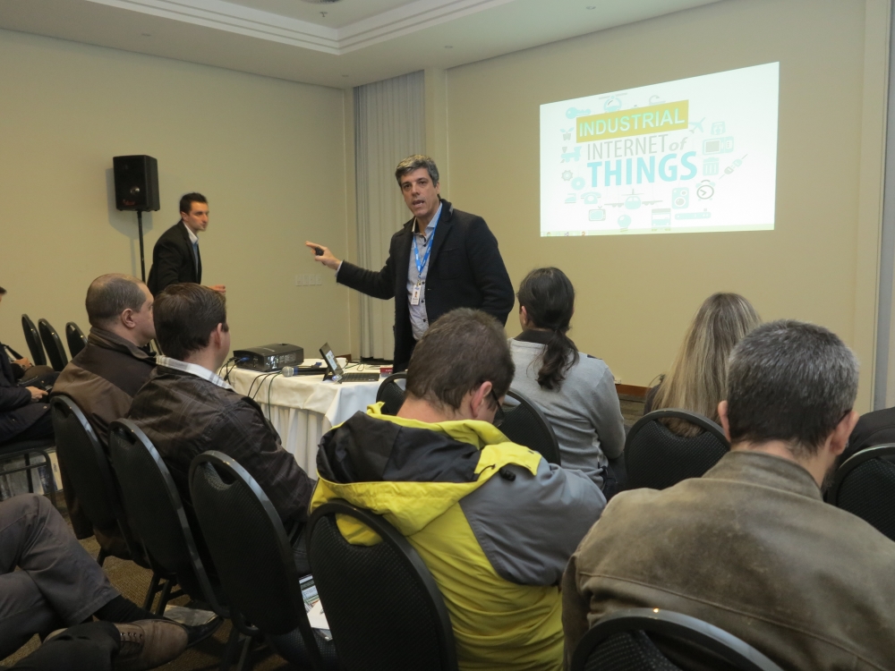 Figura 2. Alexandre Balestrin Corrêa, diretor de desenvolvimento da Elipse, apresentou algumas das diferentes tecnologias IIoT aos participantes