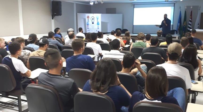 Gustavo Salomão palestrando para cerca de 80 estudantes no Campus Rosana da UNESP