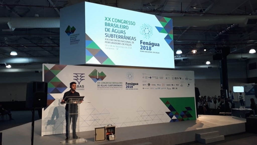 Bruno Miqueias de Melo apresentando a solução que usa o Elipse E3 no congresso